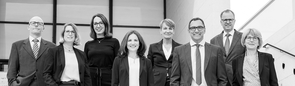 Gruppenfoto der Anwältinnen und Anwälte der Kanzlei Hebel Schmidt-Morsbach + Partner