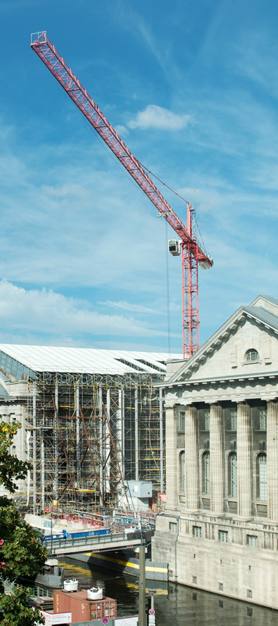 Baustelle mit Kran auf der Berliner Museumsinsel