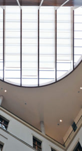 Blick an die Decke eines Lichthofes