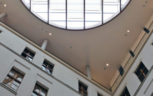 Blick an die Decke eines Lichthofes