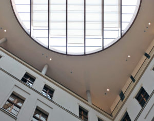 Blick an die Decke eines Lichthofes