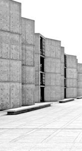 Piazza vor einem Neubau