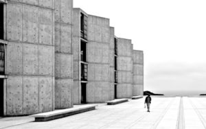 Piazza vor einem Neubau