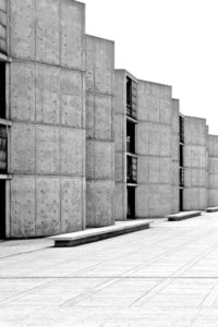 Piazza vor einem Neubau