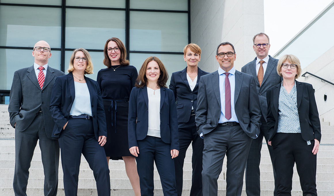 Gruppenfoto der Anwältinnen und Anwälte der Kanzlei Hebel Schmidt-Morsbach + Partner