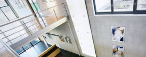 Blick von der Galerie in die Lobby eines modernen Neubaus